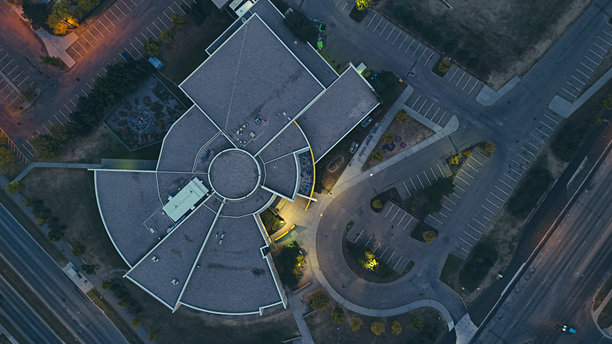 黄昏时分现代圆形建筑的航拍照片图片下载