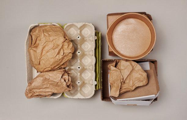 纸质包装垃圾。蛋托、一次性食品包装盒、纸质包装袋。垃圾分类概念，废物回收，垃圾分类。零废物。图片下载