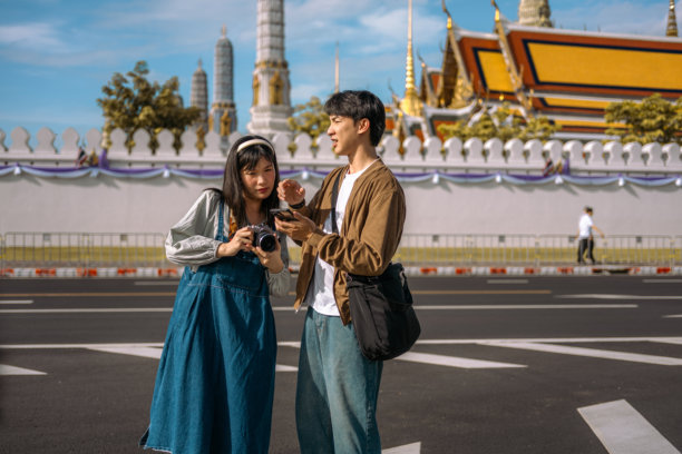 一对年轻的亚洲情侣在泰国曼谷大皇宫游览，他们正在度假。图片下载