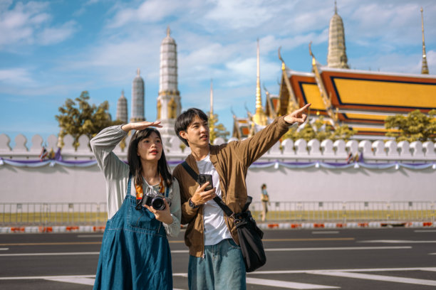 在曼谷度假：一对年轻的亚洲情侣探索泰国大皇宫。图片下载