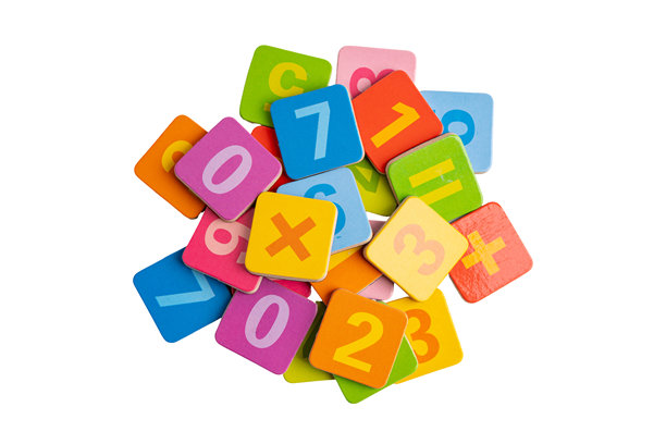 用于学习数学的数字木块立方体，教育数学，孤立在白色背景上。图片下载