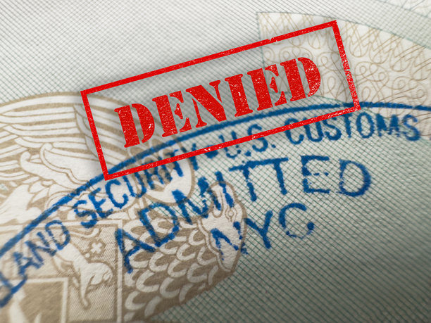 在纽约机场海关盖护照章，美国签证被拒，旅行，机场，海关，新闻，边境关闭，国籍。微距照片图片下载