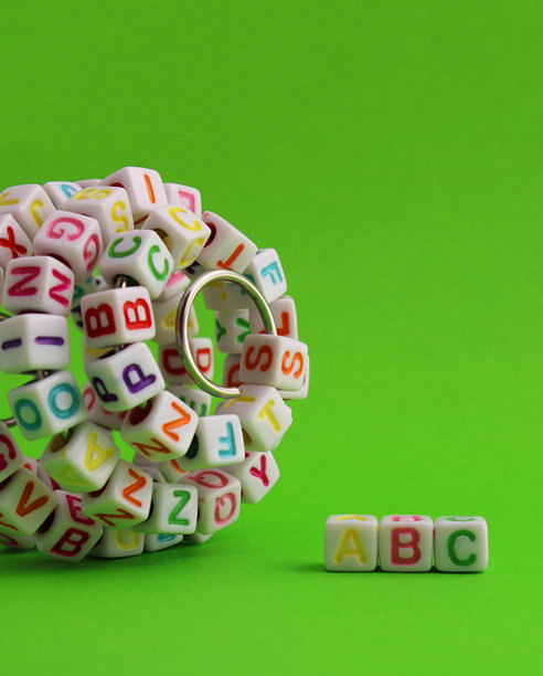 金属螺旋上的彩色字母ABC白色立方体 - 纵向格式图片下载