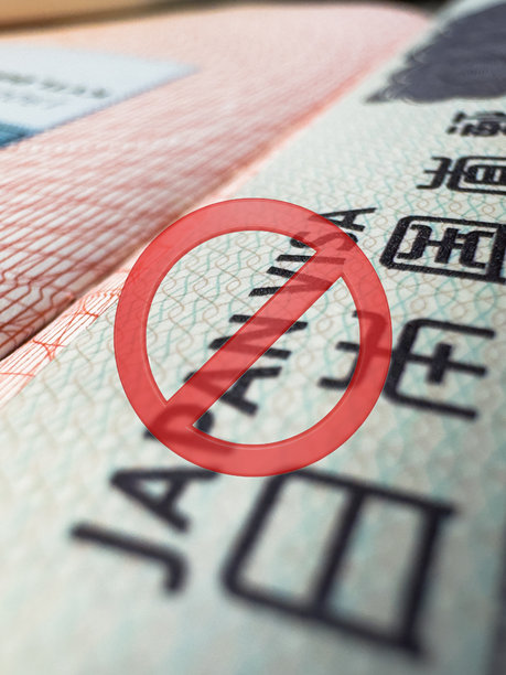 护照上的日本签证被拒，象征着旅行受阻，背景为机场、海关、边境关闭和国籍的宏观照片图片下载