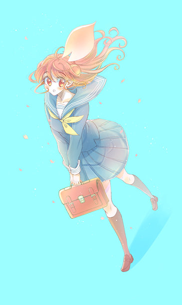 一名身穿水手服的女学生边走边抬头看图片下载