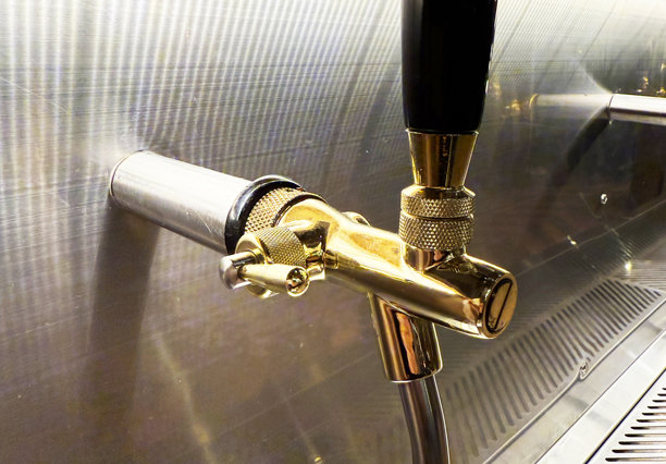 特写：一个黄铜啤酒龙头，只有一个出酒嘴的细节。图片下载