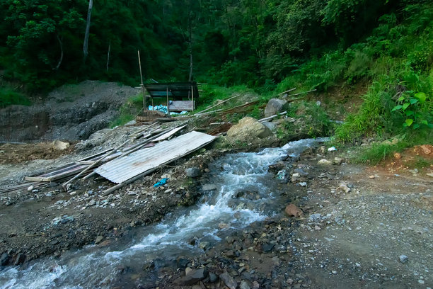 小瀑布，水流沿着锡金印度岩石山地表面倾泻而下图片下载