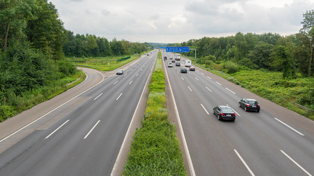 德国高速公路，绿色环绕 - 公路旅行和假日图片图片下载