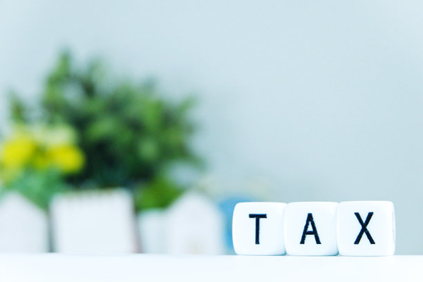 税务季：骰子拼出“TAX”字样，水平放置于画面右侧的白色表面上，数字生成图像，素材照片，可供复制的空间图片下载