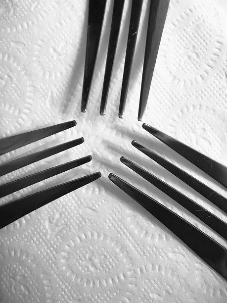 餐叉，黑白照片，餐具，餐具，勺子，用于食物，餐具，餐具照片的美学，黑白餐具照片，餐桌布置，盘子上的叉子，盘子上的勺子，美丽的餐具照片，美丽的叉子照片，美丽的勺子图片下载