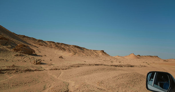 从非洲车辆越野行驶中拍摄的沙漠沙丘移动镜头。图片下载