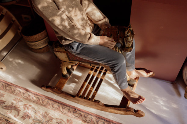 一个孩子坐在一匹复古木制摇马上的室内照片图片下载