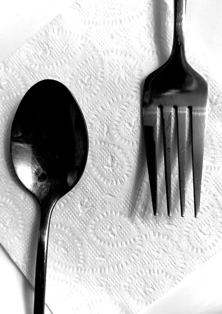 叉子、黑白照片、餐具、餐具、勺子、用于食物、餐具、餐具摄影美学、黑白餐具照片、餐桌布置、盘子上的叉子、盘子上的勺子、精美的餐具照片、精美的叉子照片、精美的勺子图片下载