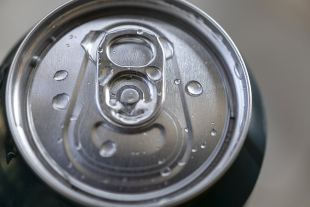 啤酒罐的微距照片，带有水滴图片下载