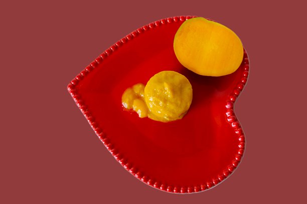 以郁郁葱葱的美学为主题，在令人惊叹、充满活力的深粉色复古风格背景下拍摄的芒果奶油照片。春/夏概念。图片下载