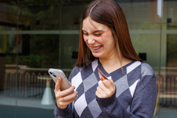 年轻女子独自坐在巴塞罗那公园长椅上，面向镜头，展现休闲自然的生活瞬间，适合商业用途的完美素材照片。图片下载