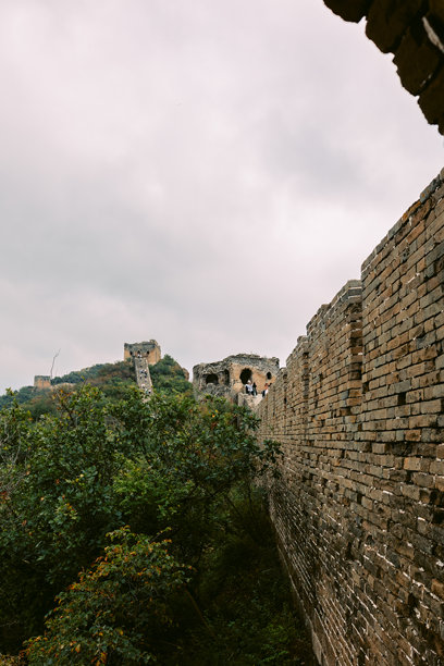 中国长城司马台段的空中视角，保留着原始、未修复的原貌。山峰上的瞭望塔，中国，北京。竖幅照片图片下载