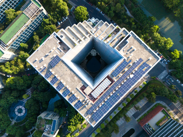 办公楼屋顶花园与太阳能光伏发电图片下载