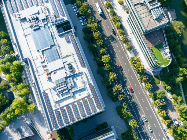 办公楼屋顶花园与太阳能光伏发电图片下载