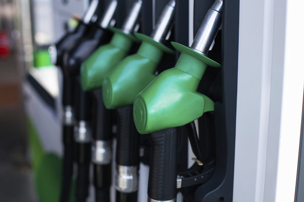 加油站绿色和黑色油泵的镜头素材图片下载