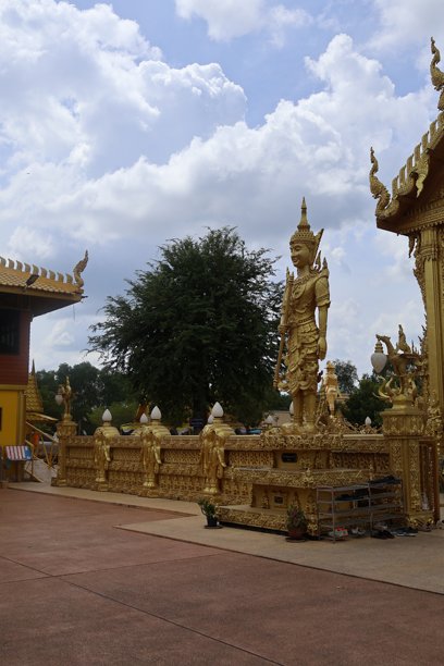 金色的塔楼被葱郁的绿植环绕，天空湛蓝，点缀着蓬松的云朵，是旅行宣传册和户外场景的理想素材。图片下载