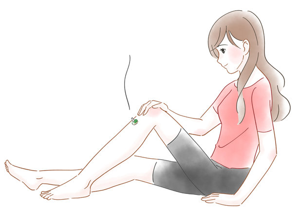 一位女性在腿部进行艾灸的水彩风格插画图片下载