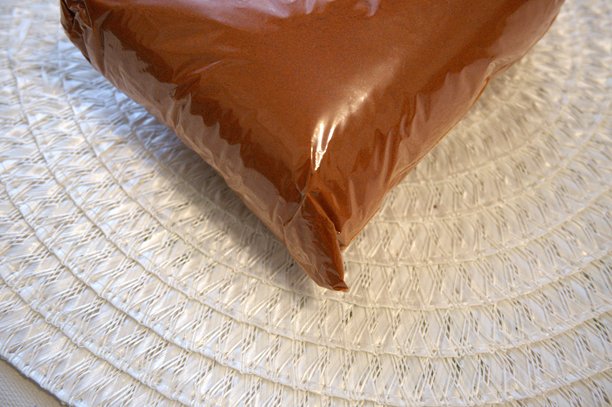 透明包装袋中的地面红甜椒粉，特写，复制空间，匈牙利厨房，匈牙利调味料图片下载