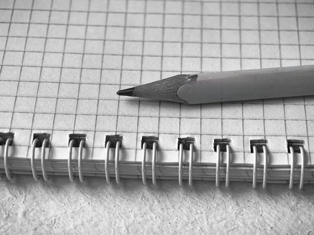 铅笔在笔记本上，黑白照片，简单的铅笔，笔记本，记笔记，空白笔记本，纸上的铅笔，用铅笔写字，缺乏想法，创作欲望，灵感，白纸，方格纸，方格笔记本图片下载