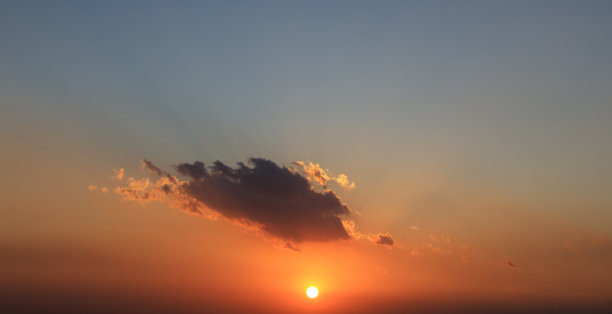夕阳在天空的背景照片图片下载