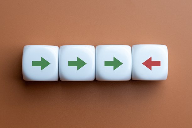 带有指向相反方向的红色和绿色箭头的白色立方体。图片下载