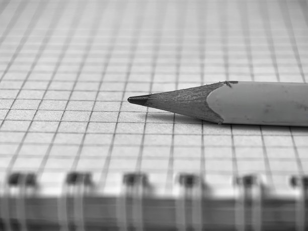 铅笔在笔记本上，黑白照片，简单的铅笔，笔记本，记笔记，空白笔记本，纸上的铅笔，用铅笔写字，缺乏想法，创造的渴望，灵感，白纸，方格纸，方格笔记本图片下载