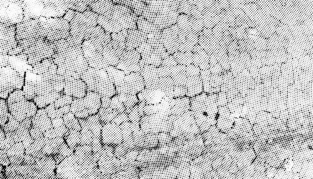 一张裂缝墙壁的黑白照片，旧的白色涂漆墙壁纹理，带有裂缝和肮脏的污垢表面，用于纹理背景图案。图片下载