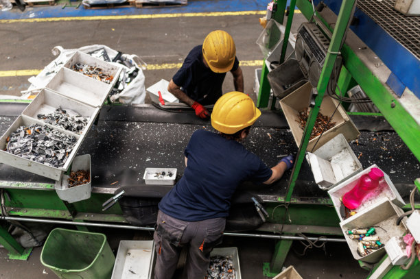 回收工厂工人处理电子垃圾图片下载