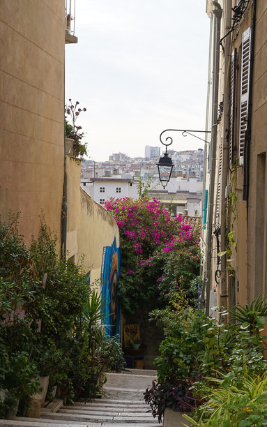 法国马赛的传统法式建筑照片。图片下载