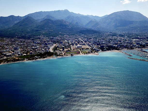 无人机拍摄的巴尔美丽海湾和码头照片图片下载