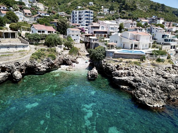 从海上拍摄的一张小型私人海滩的无人机照片图片下载