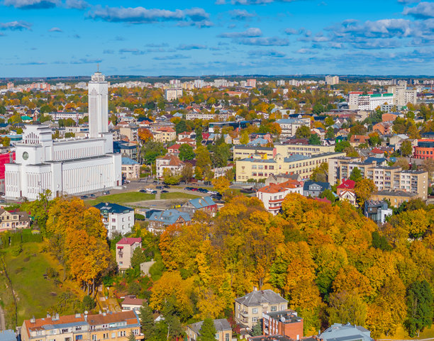 立陶宛考纳斯基督复活教堂。无人机航拍照片图片下载