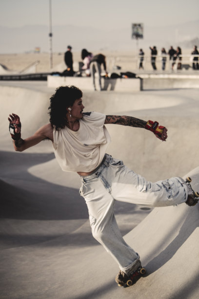 加利福尼亚州威尼斯海滩 - 捕捉标志性威尼斯海滩滑板公园里动态、真实的滑板运动瞬间的纪实图片图片下载