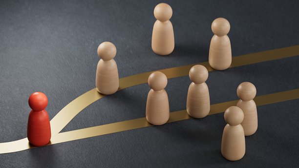 绿色棋子选择最佳前进道路而非最差道路的3D插画。正确路径概念。黑色背景上的3D渲染。图片下载