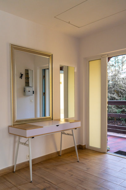 现代走廊室内，配有镜子和玄关桌图片下载