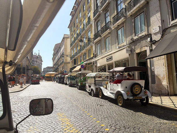 市中心历史街道，街道两旁停放着复古汽车图片下载