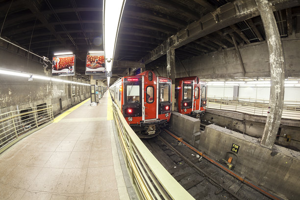 鱼眼镜头拍摄的地铁站内MTA列车照片。图片下载