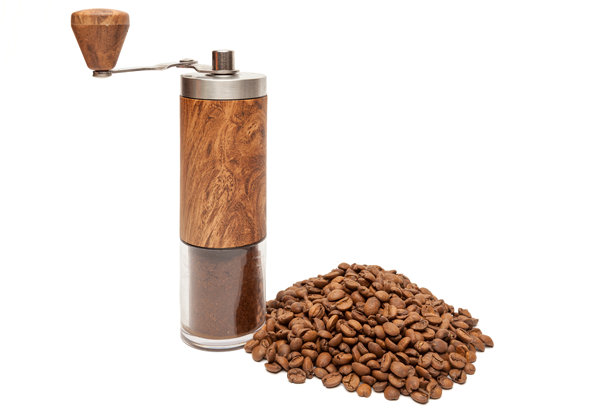 咖啡研磨机和烘焙咖啡豆的横向照片，光线柔和图片下载