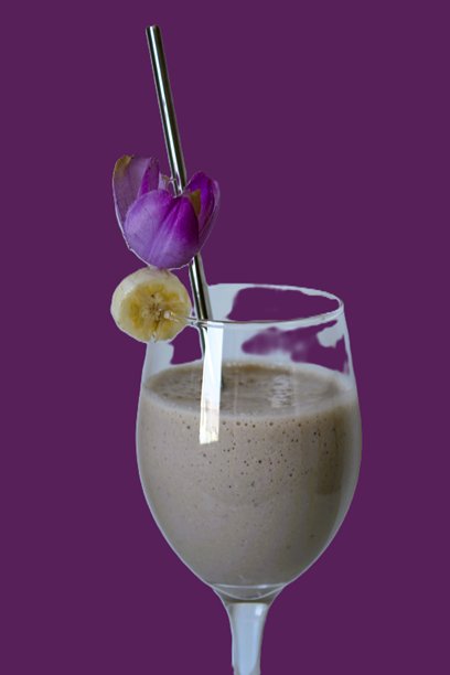 健康饮食的纯素饮品。健康食品、排毒、纯素或素食饮食概念。紫色背景的竖直照片图片下载