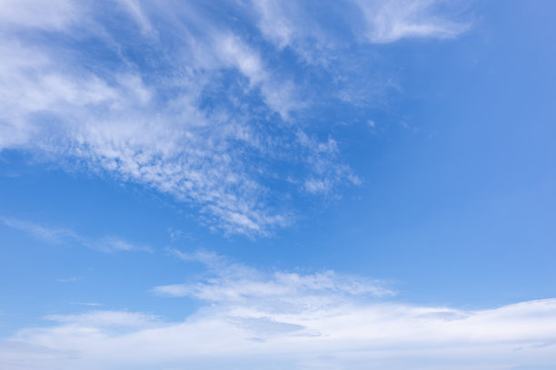 晴朗蓝天和云朵的全景，带有微小云朵的蓝天背景。蓝天中的白色蓬松云朵。迷人的天空和云朵美景的迷人图库照片。图片下载