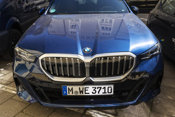 宝马汽车停在德国慕尼黑图片下载