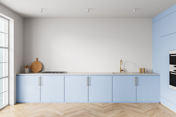 现代简约风格厨房，淡蓝色橱柜，金色水龙头，木地板，明亮的日光照射在白色墙壁背景上。三维渲染。图片下载