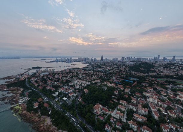 无人机拍摄的中国山东省青岛老城区欧式建筑的航拍照片图片下载