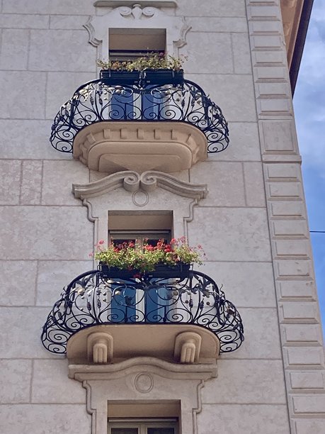 装饰性锻铁格栅和阳台窗户 – 复古欧洲建筑图片图片下载