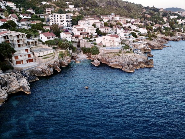 日落时分，从海上拍摄的杜布拉沃达小镇的无人机照片图片下载